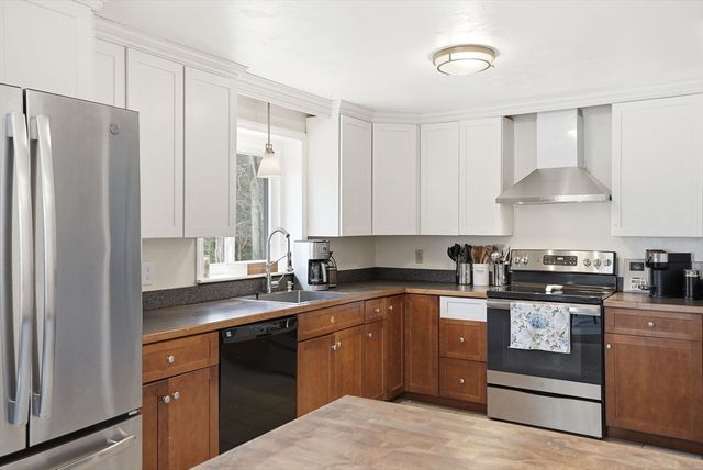 102 County St, Lakeville, MA 02347