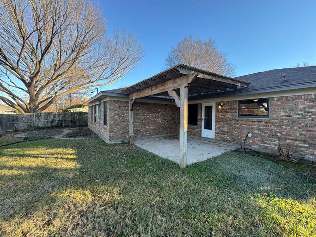 6921 Meadow Park, North Richland Hills, TX 76180