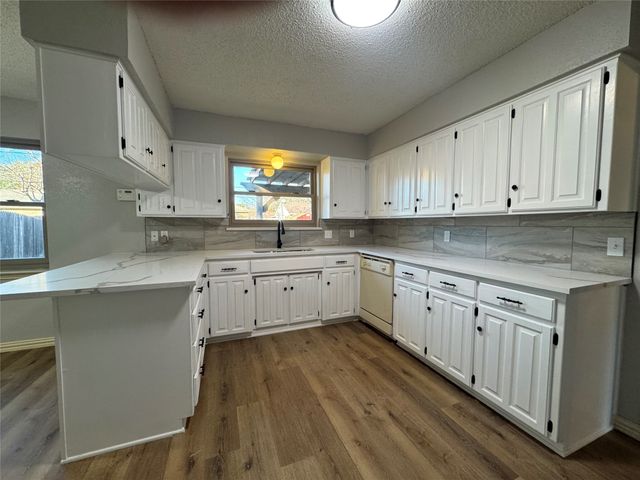 6921 Meadow Park, North Richland Hills, TX 76180