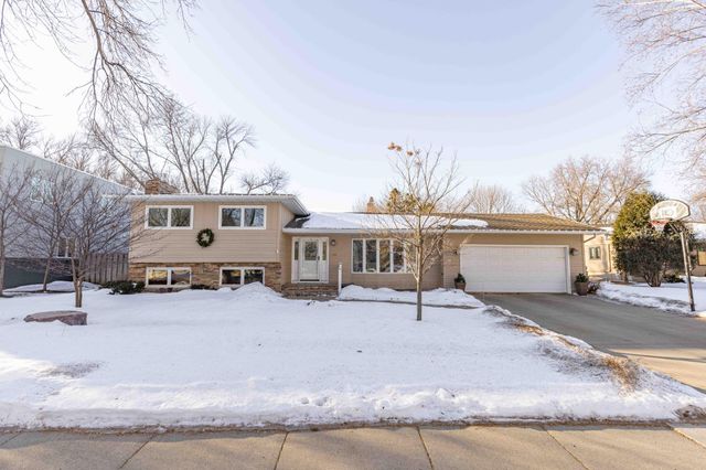 2525 9th Street S, Fargo, ND 58103