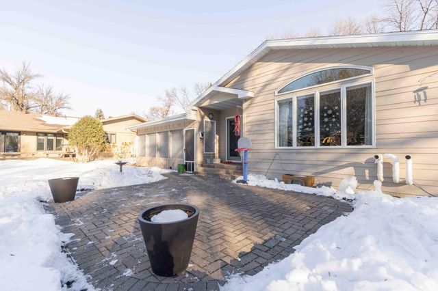 2525 9th Street S, Fargo, ND 58103