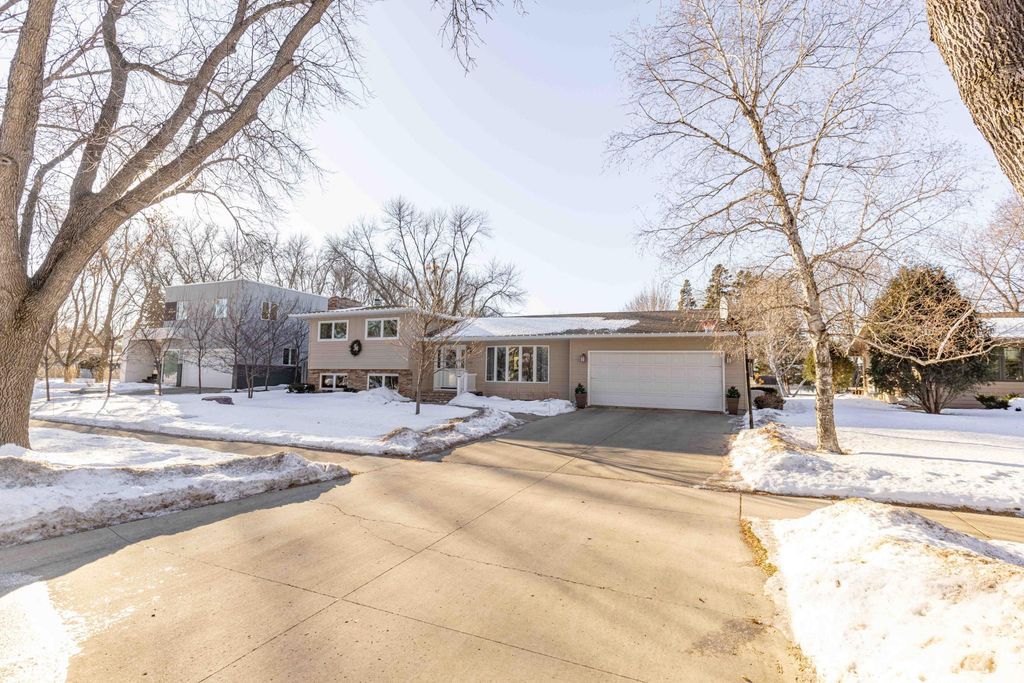 2525 9th Street S, Fargo, ND 58103