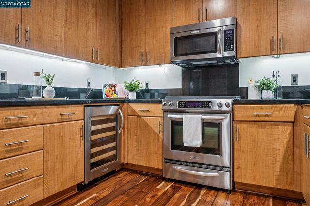 438 W Grand Ave 405, Oakland, CA 94612