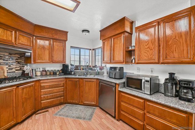 1410 Martinique Dr, Hemet, CA 92543