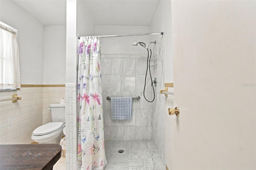 Image 32 of property listing at 11161 105TH AVENUE, Seminole, FL 33778