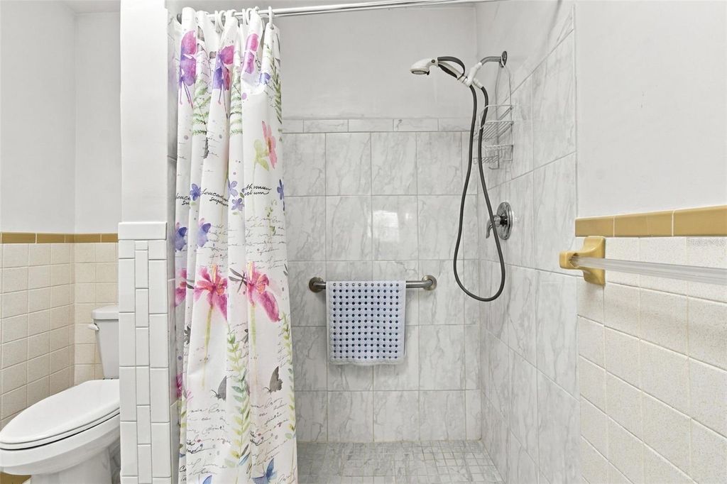 Image 33 of property listing at 11161 105TH AVENUE, Seminole, FL 33778