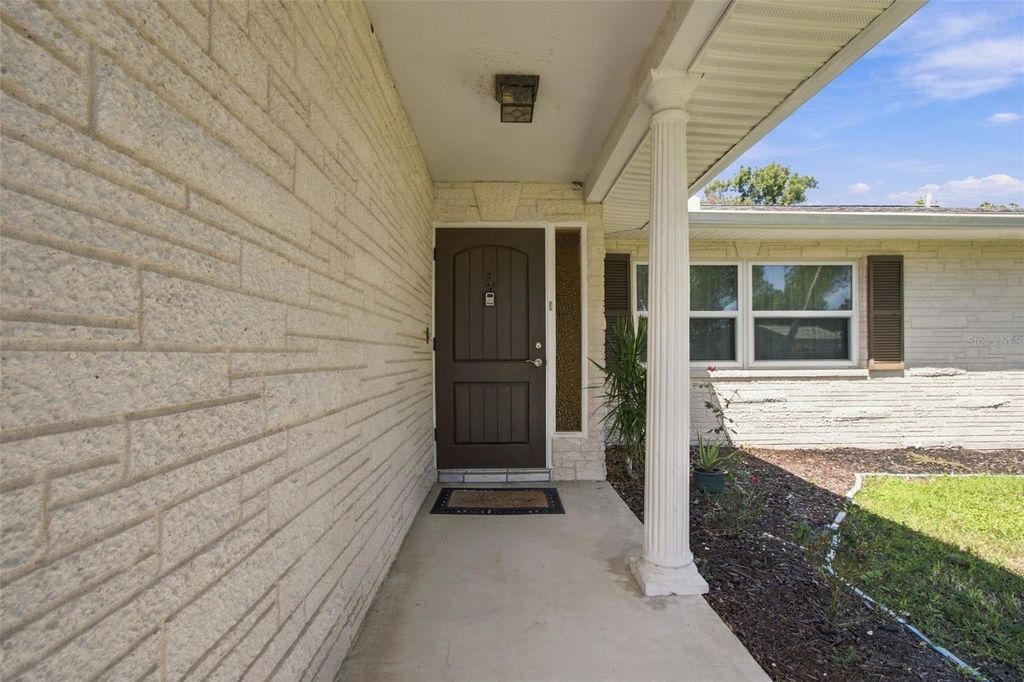 Image 5 of property listing at 11161 105TH AVENUE, Seminole, FL 33778