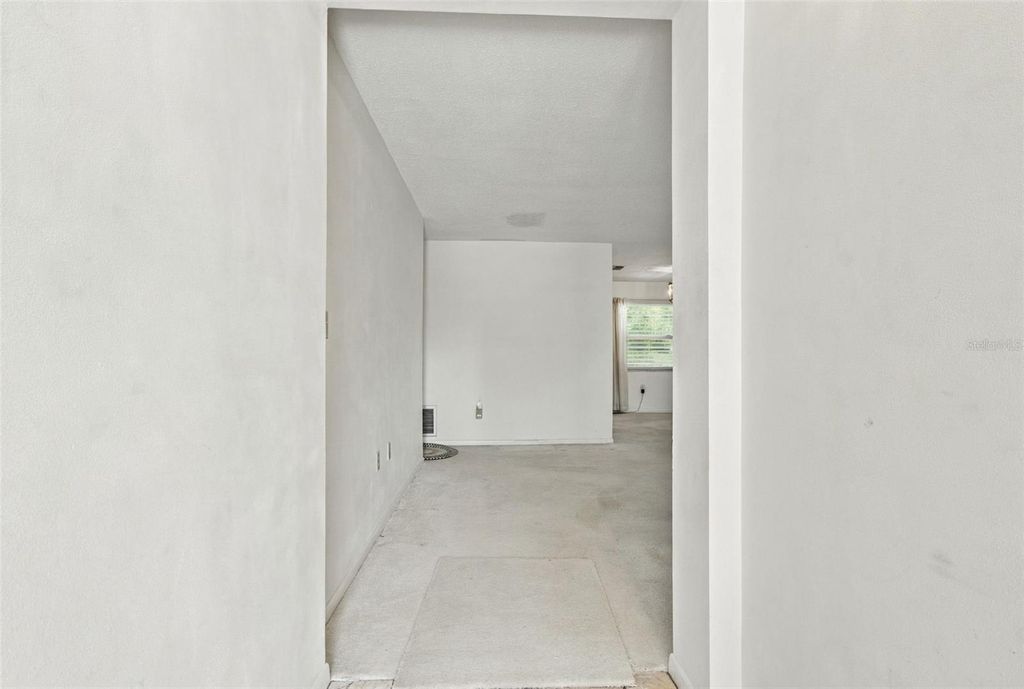 Image 6 of property listing at 11161 105TH AVENUE, Seminole, FL 33778