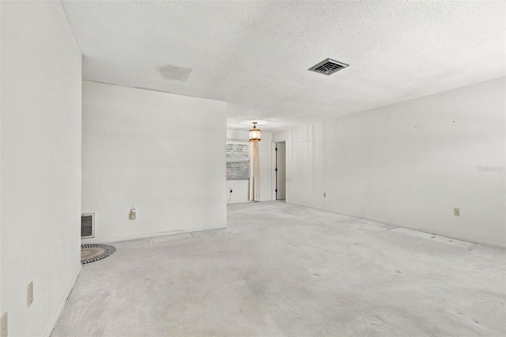 Image 7 of property listing at 11161 105TH AVENUE, Seminole, FL 33778