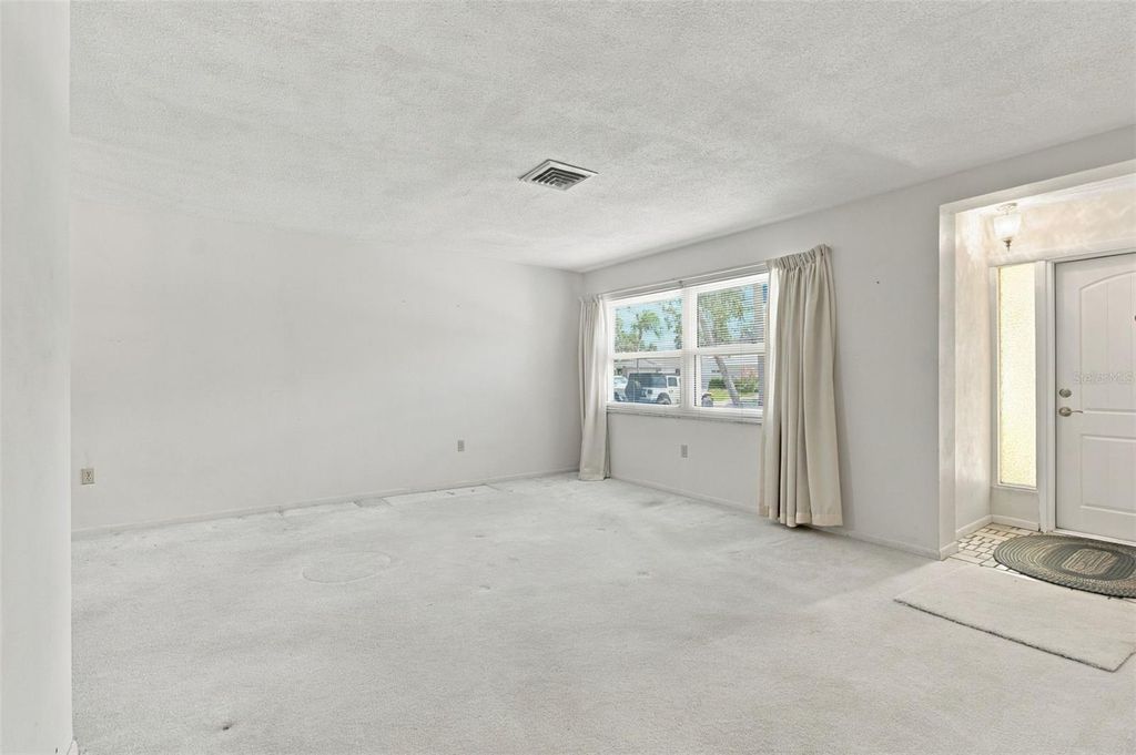 Image 8 of property listing at 11161 105TH AVENUE, Seminole, FL 33778