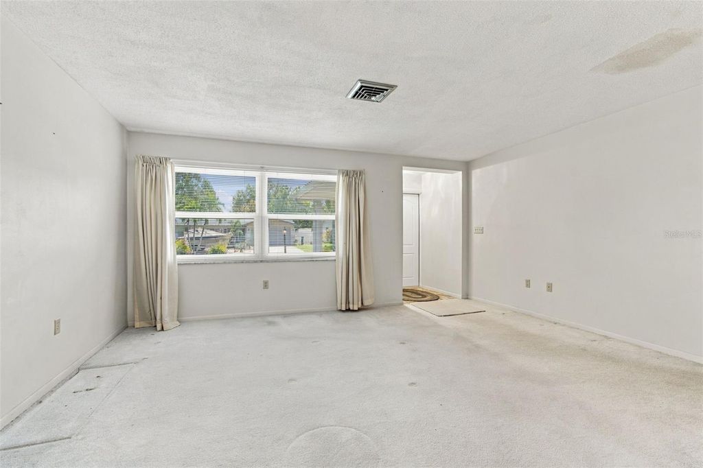 Image 9 of property listing at 11161 105TH AVENUE, Seminole, FL 33778