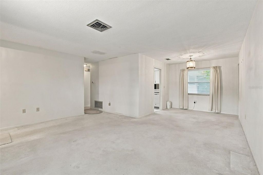Image 10 of property listing at 11161 105TH AVENUE, Seminole, FL 33778
