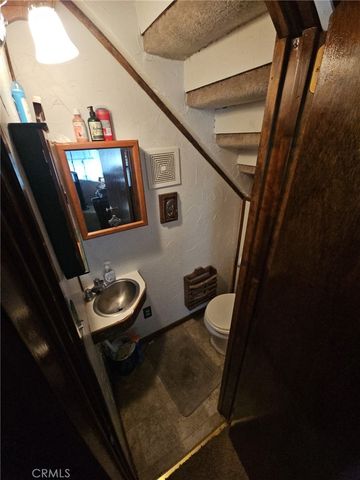 33076 Robin Ln, Running Springs, CA 92308