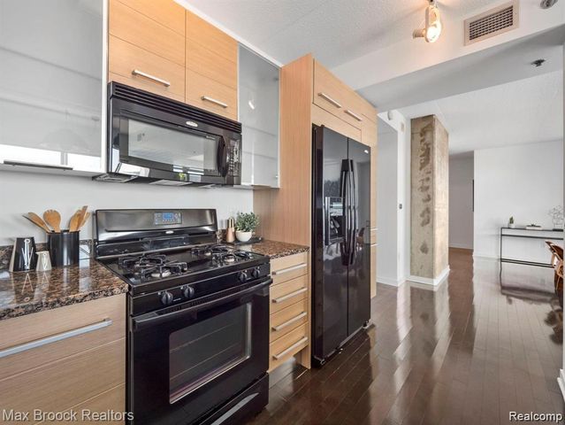 432 S Washington Avenue 905, Royal Oak, MI 48067