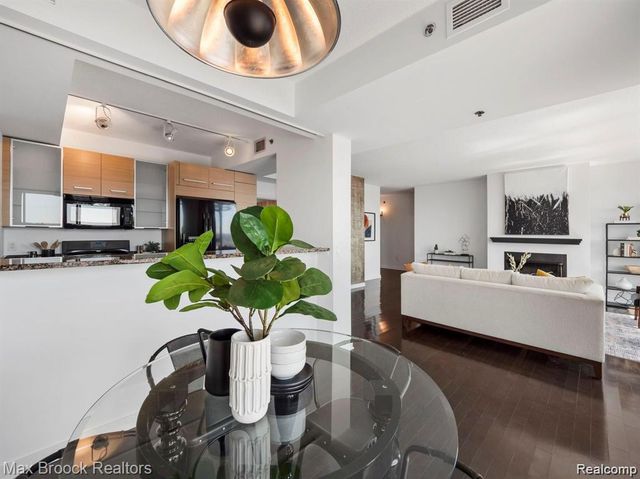 432 S Washington Avenue 905, Royal Oak, MI 48067