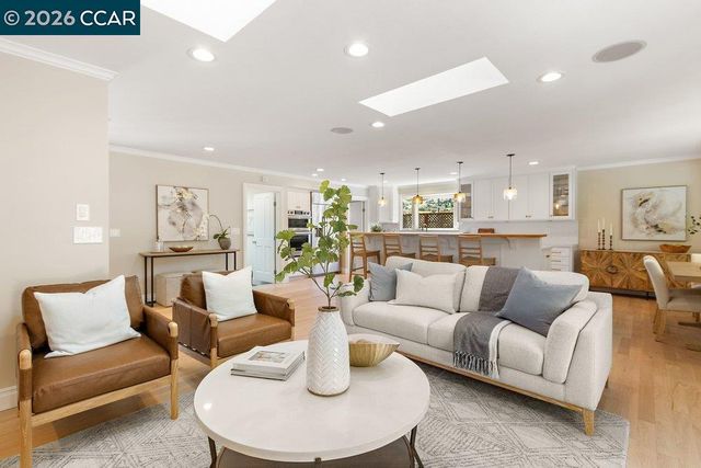 7 Whitehall Dr, Orinda, CA 94563