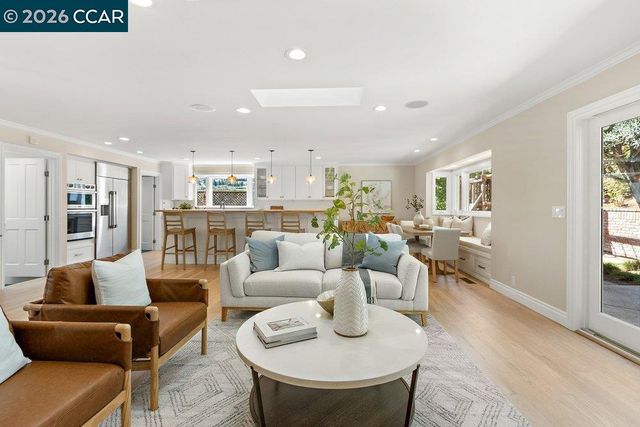 7 Whitehall Dr, Orinda, CA 94563