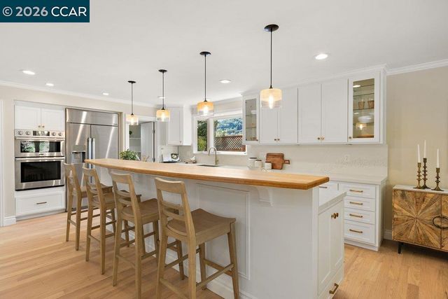 7 Whitehall Dr, Orinda, CA 94563