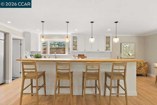 7 Whitehall Dr, Orinda, CA 94563