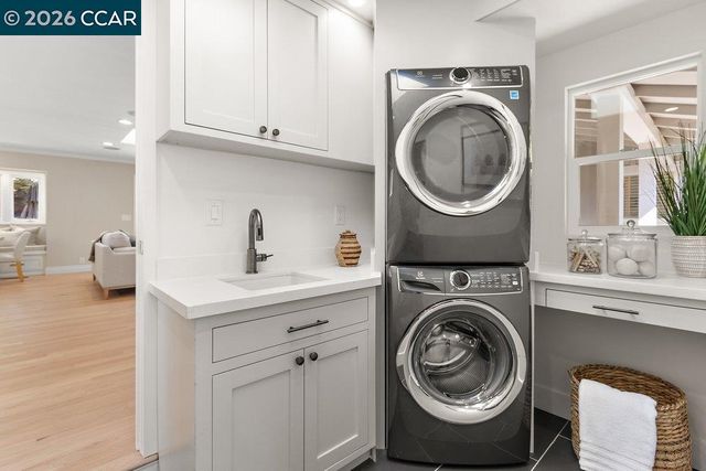 7 Whitehall Dr, Orinda, CA 94563