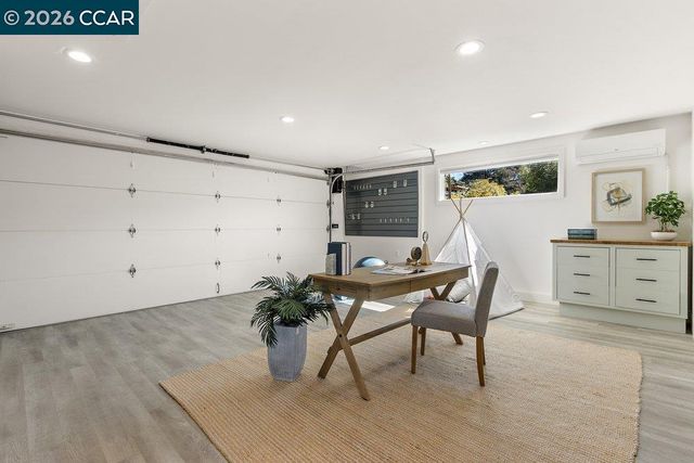 7 Whitehall Dr, Orinda, CA 94563