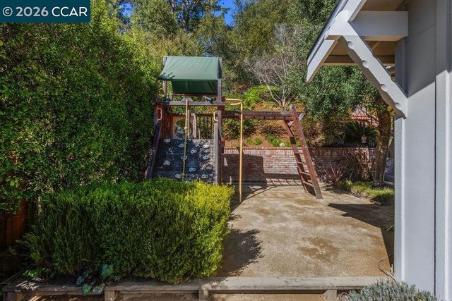 7 Whitehall Dr, Orinda, CA 94563