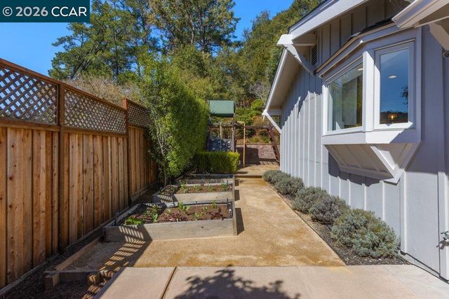 7 Whitehall Dr, Orinda, CA 94563