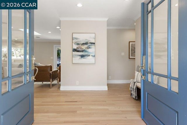 7 Whitehall Dr, Orinda, CA 94563