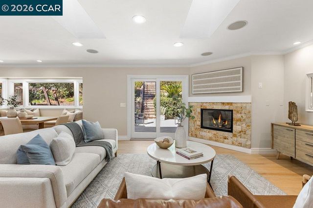 7 Whitehall Dr, Orinda, CA 94563