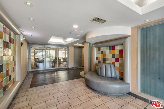 19009 Sherman Way 2, Reseda (los Angeles), CA 91335