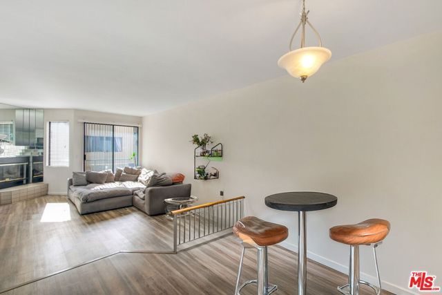 19009 Sherman Way 2, Reseda (los Angeles), CA 91335