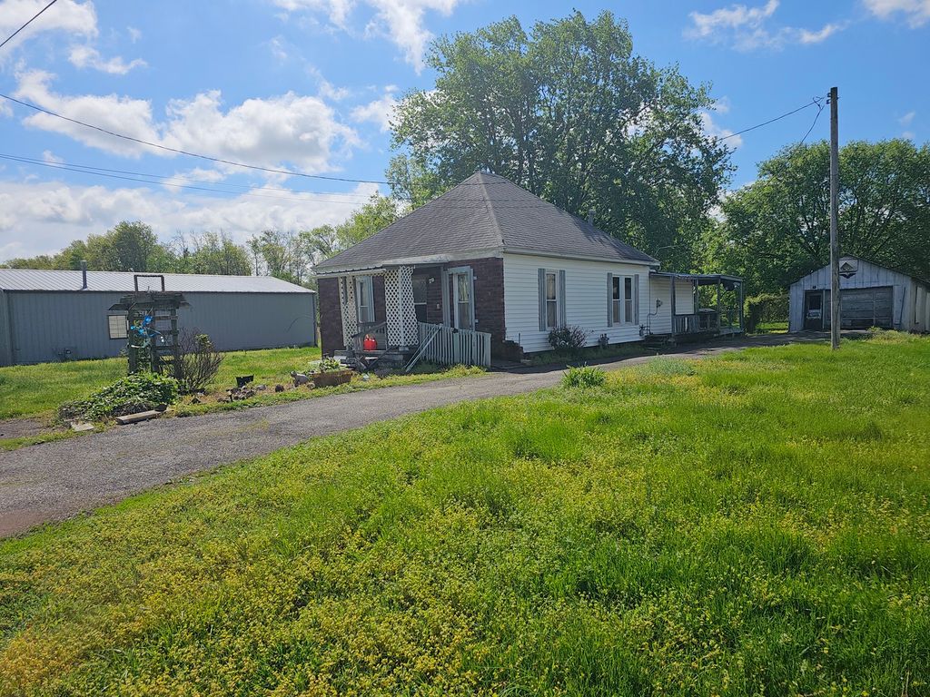 Image 1 of property listing at 607 Filbert Street, Odin, IL 62870