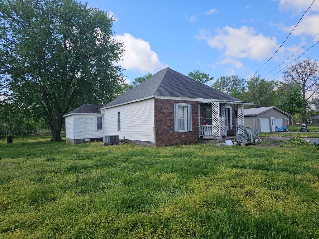 Image 2 of property listing at 607 Filbert Street, Odin, IL 62870