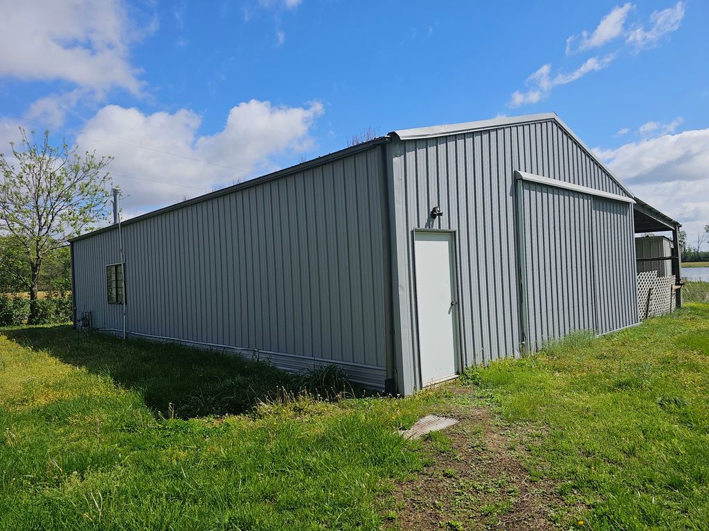 Image 11 of property listing at 607 Filbert Street, Odin, IL 62870