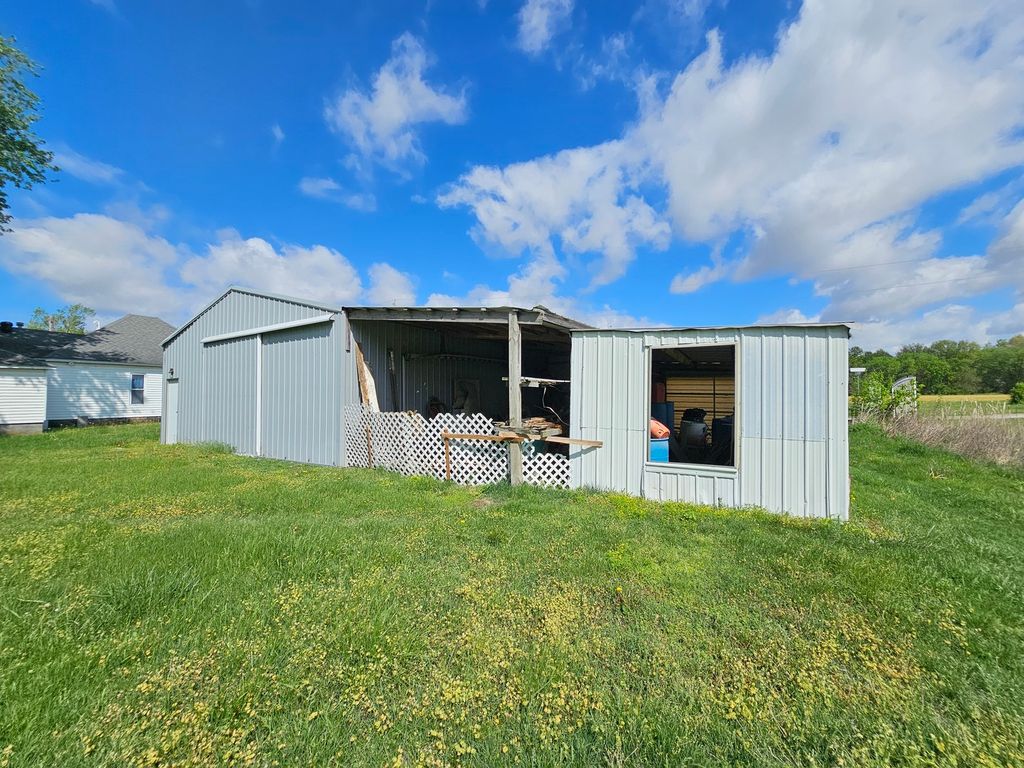 Image 12 of property listing at 607 Filbert Street, Odin, IL 62870