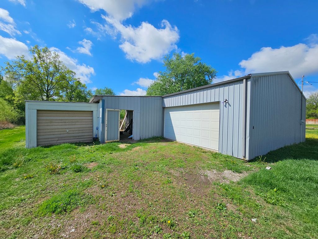 Image 13 of property listing at 607 Filbert Street, Odin, IL 62870