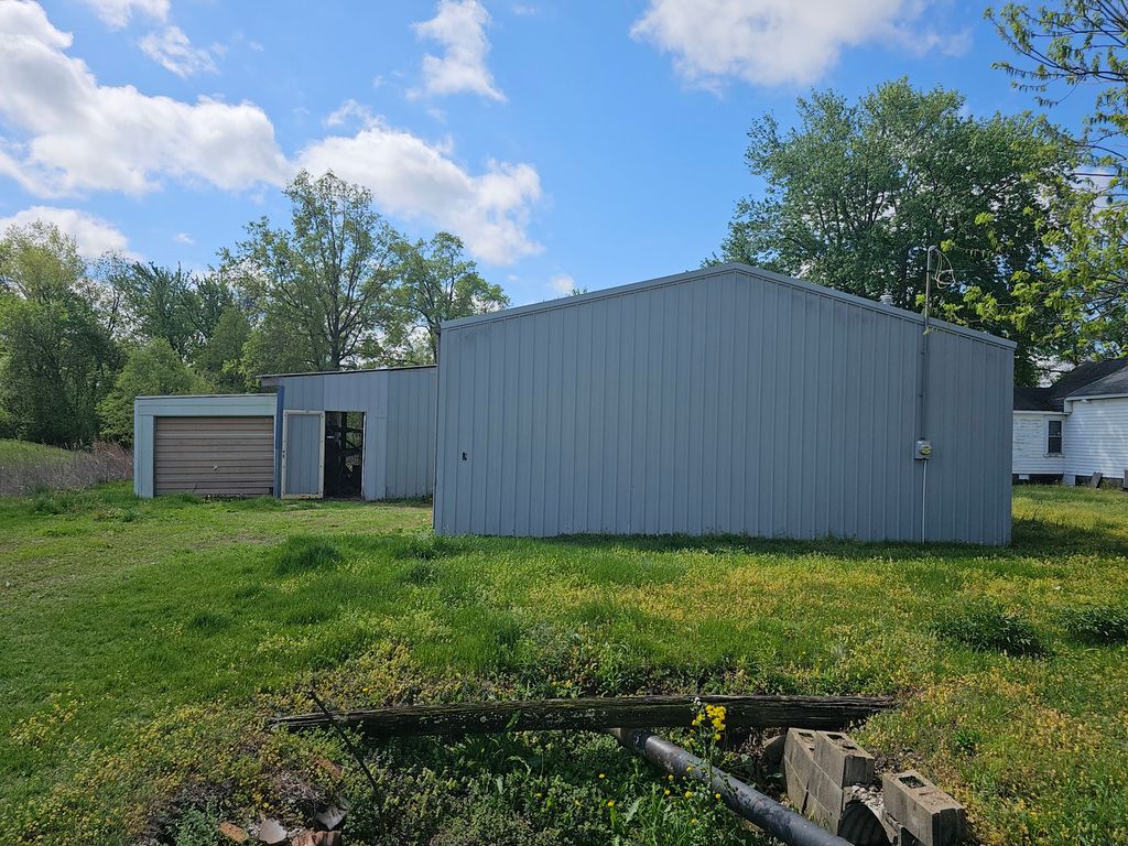 Image 14 of property listing at 607 Filbert Street, Odin, IL 62870