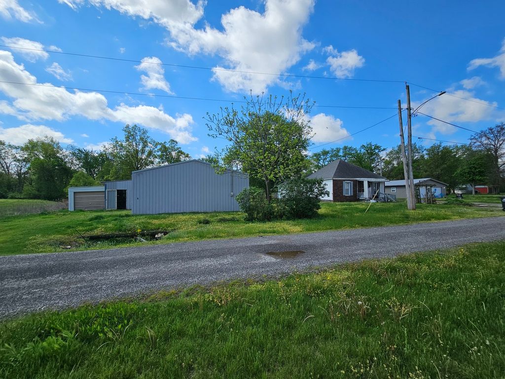 Image 15 of property listing at 607 Filbert Street, Odin, IL 62870