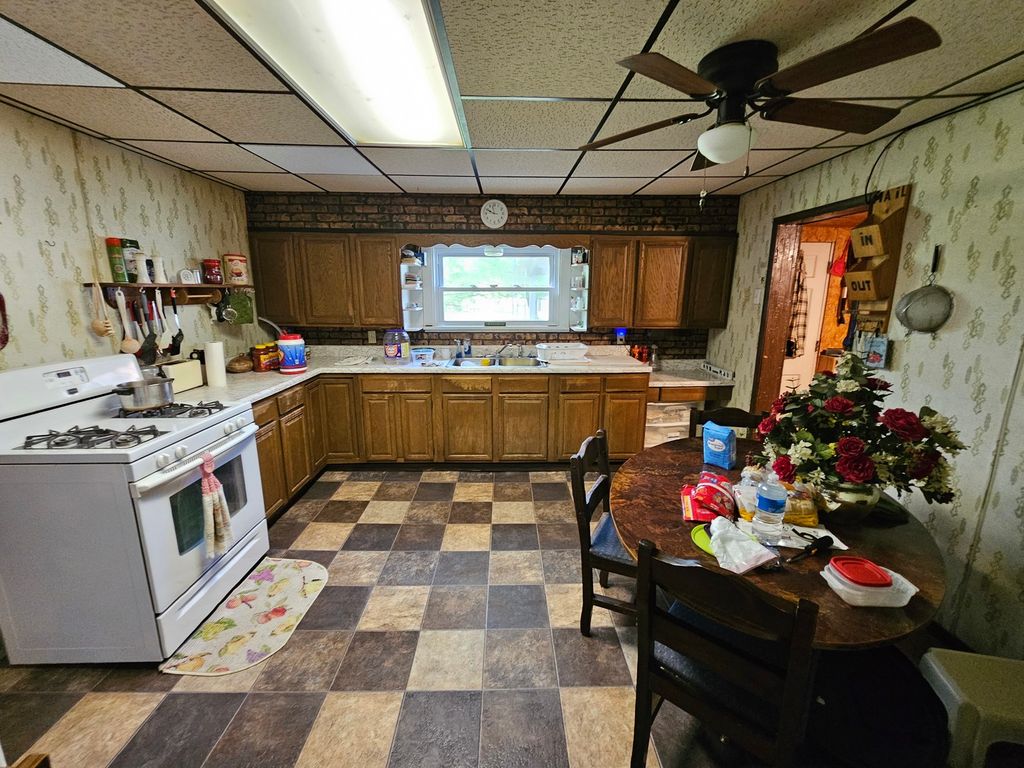 Image 23 of property listing at 607 Filbert Street, Odin, IL 62870