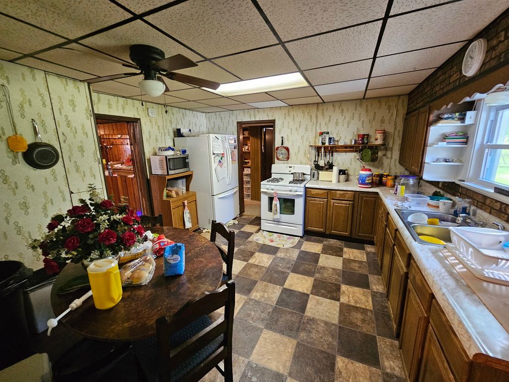 Image 24 of property listing at 607 Filbert Street, Odin, IL 62870