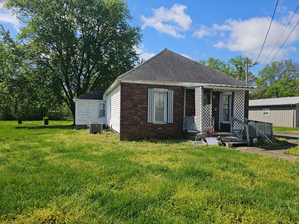 Image 4 of property listing at 607 Filbert Street, Odin, IL 62870