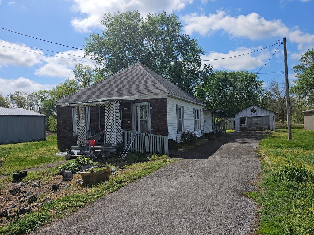 Image 6 of property listing at 607 Filbert Street, Odin, IL 62870