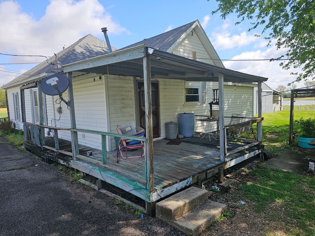 Image 7 of property listing at 607 Filbert Street, Odin, IL 62870