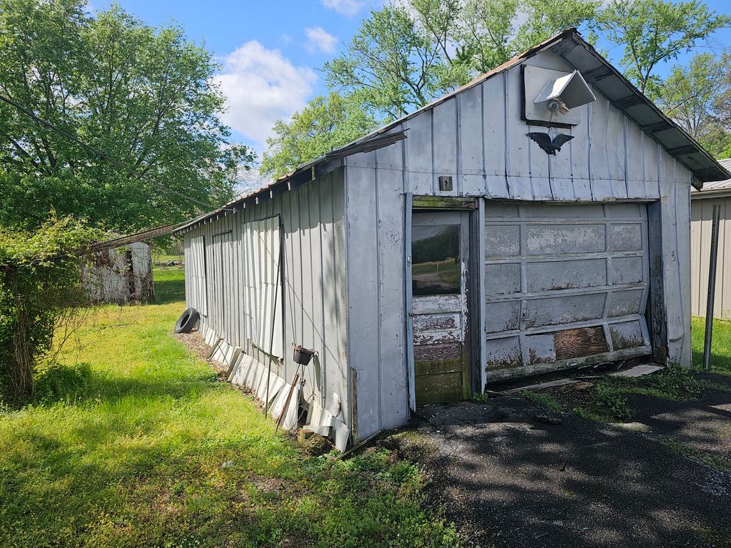 Image 8 of property listing at 607 Filbert Street, Odin, IL 62870