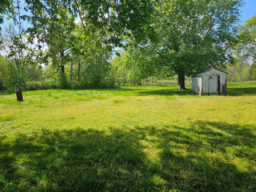 Image 10 of property listing at 607 Filbert Street, Odin, IL 62870