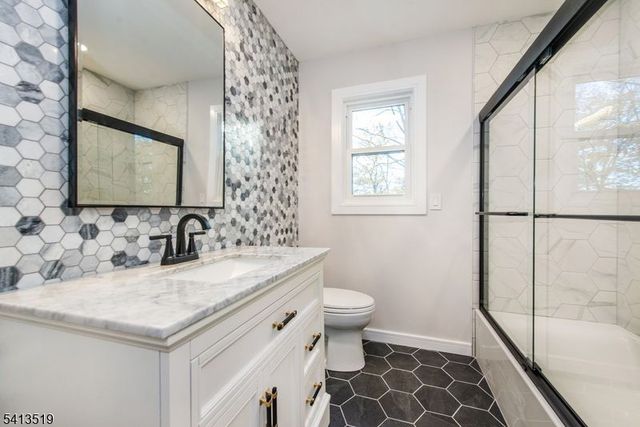 17 Putters Rd, Roxbury Twp., NJ 07876