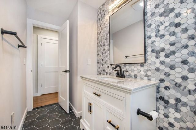 17 Putters Rd, Roxbury Twp., NJ 07876