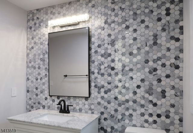 17 Putters Rd, Roxbury Twp., NJ 07876