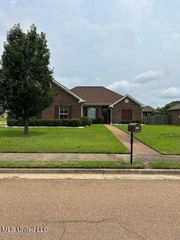 106 Muirfield Place, Madison, MS 39110