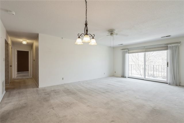 150 Thompson Dr 306, Cedar Rapids, IA 52403